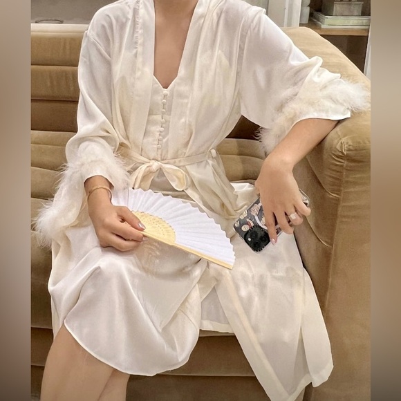 White cream bridal robe with fuzzy sleeve trim size M - Picture 10 of 14